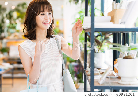 女士們購物購物可愛生活方式休閒 60981201