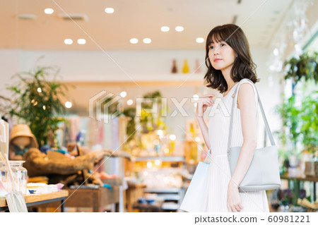 女士們購物購物可愛生活方式休閒 60981221