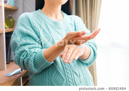 應用護手霜的孕婦 60982484