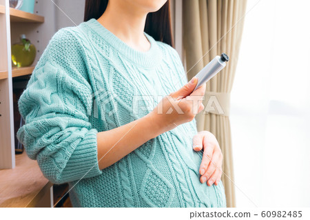 應用護手霜的孕婦 60982485