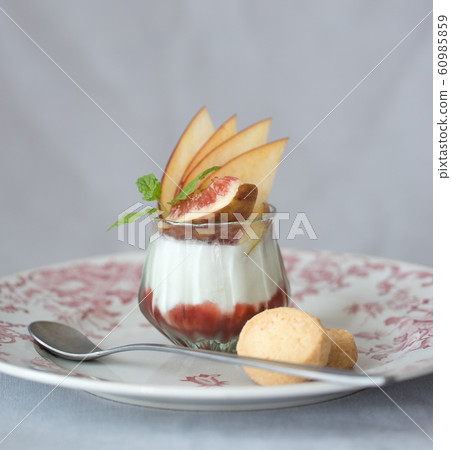 Apple and fig yogurt parfait 60985859