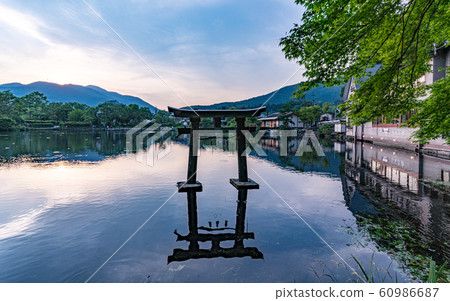 Yufuin和Lake Kinrin的黃昏 60986687