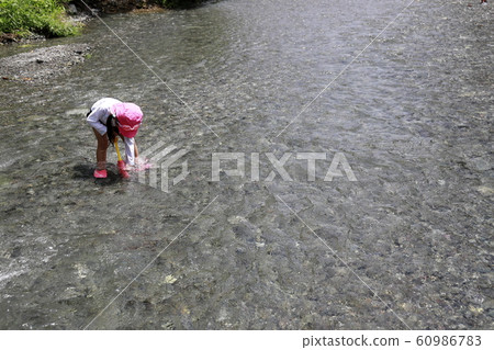 嬰兒（4歲）在河裡玩水槍 60986783