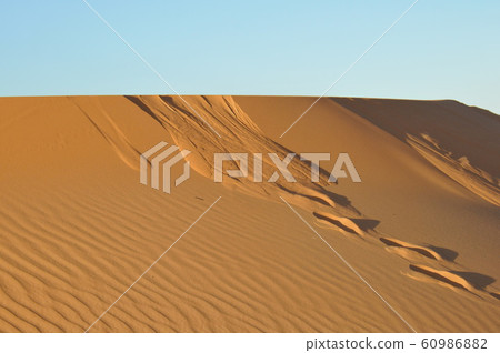 摩洛哥，梅爾祖卡沙漠上空的日出和風的漣漪 60986882