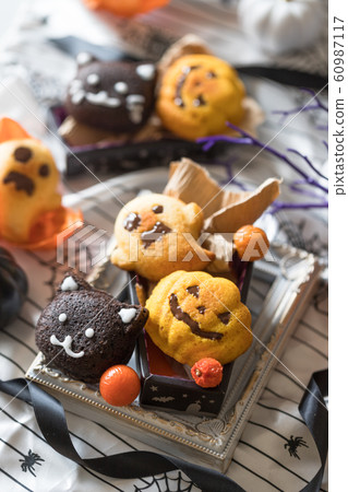 Halloween muffins 60987117