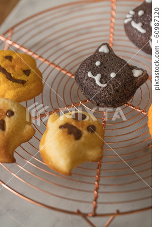 Halloween muffins 60987120