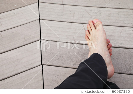 雙腿交叉在木凳上 60987350