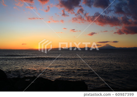 江之島富士山黃昏 60987399