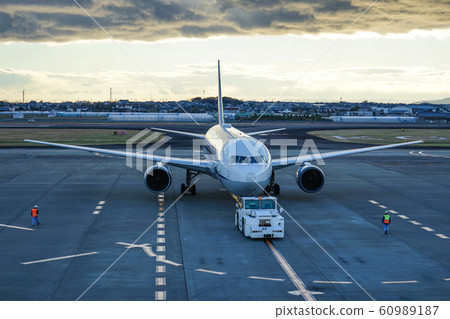 拖曳飛機推出的客機高知龍馬機場 60989187