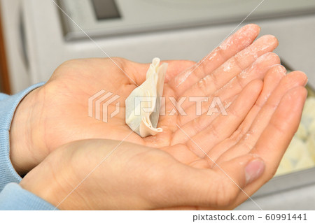 Gyoza preparation (hand) 60991441