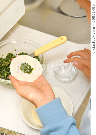 Gyoza preparation (hand) 60991499