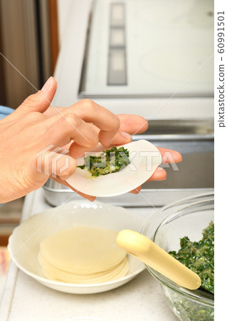 Gyoza preparation (hand) Gyoza preparation (hand) 60991501