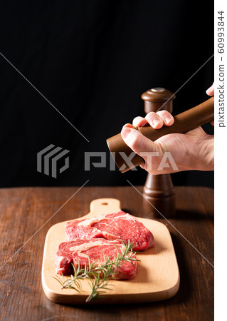 在牛肉上撒些胡椒粉 60993844