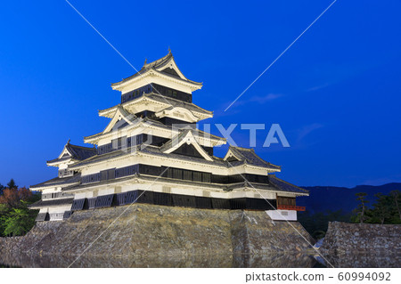 長野_松本城照亮了 60994092