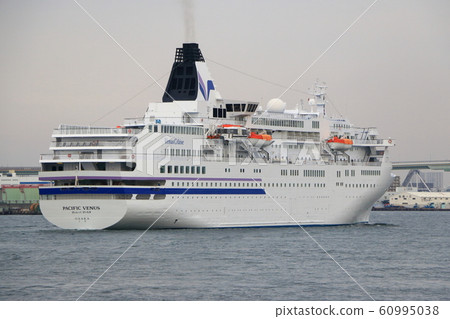 Cruise Passenger Ship Pasifiich · Bridge Osaka Port Entry Port Cruise Passenger Ship Pasifiich · Bridge Osaka Port Entry Port 60995038