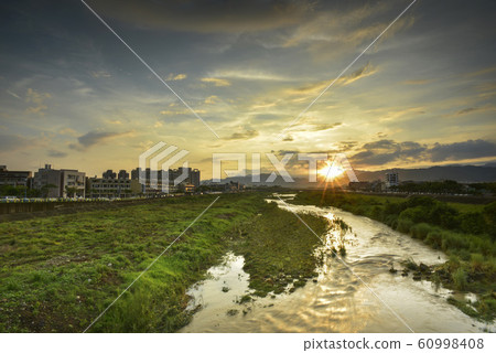 太陽升起，河間運動，連元山間雲升起，空中云層升起。 60998408