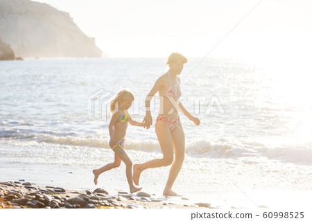 Running girls 60998525