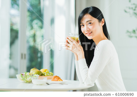 Young lady (breakfast) 61000690