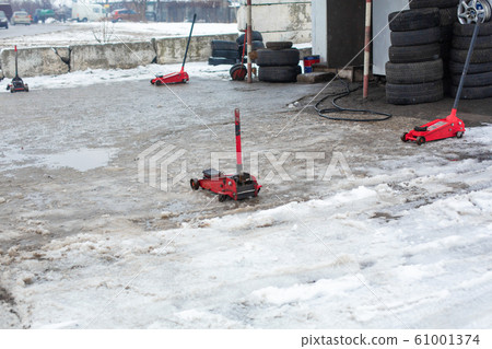 Red jack on tire service in winter. 61001374