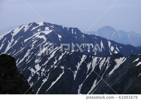 從高岳岳脊線上的北嶽山頂眺望的汐見山 從高岳岳脊線上的北嶽山頂眺望的汐見山 61001678
