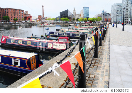 Cityscape around Liverpool's Albert Dock 61002972