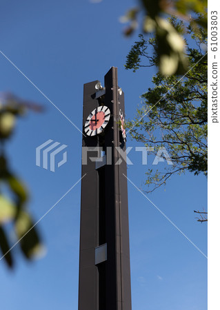 In front of the Diet Clock tower of Kensei Memorial Park (Look up at the red and white dial, vertical position, blue sky background, over Tachiki) In front of the Diet Clock tower of Kensei Memorial Park (Look up at the red and white dial, vertical position, blue sky background, over Tachiki) 61003803