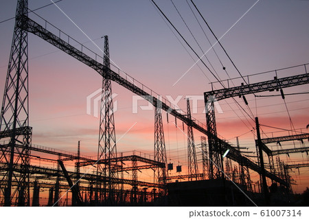 日落染色的燃燒日落變電站 61007314