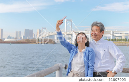 與Rainbow Bridge back成為好朋友的年長夫婦可愛的身影非常好。 與Rainbow Bridge back成為好朋友的年長夫婦可愛的身影非常好。 61007903
