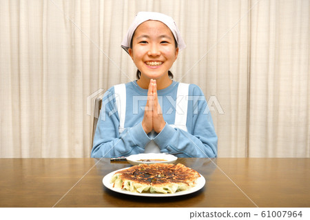 吃餃子的女孩（合掌） 61007964
