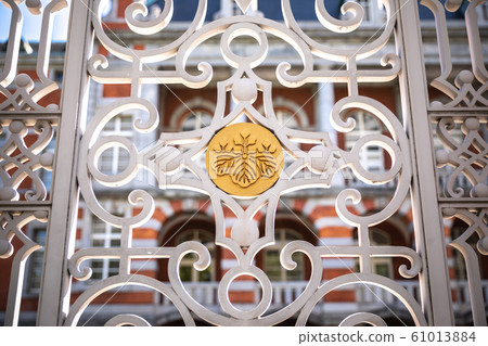 The gate of the red brick building of the former main building of the Ministry of Justice and the fifty-three paulownia crests adorned there 61013884