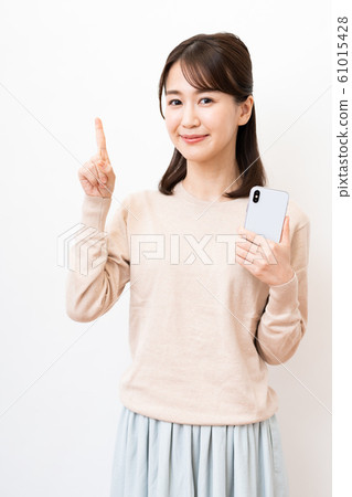 年輕女子（智能手機，白色背景，長袖 61015428