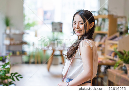 有購物的少婦 有購物的少婦 61016953
