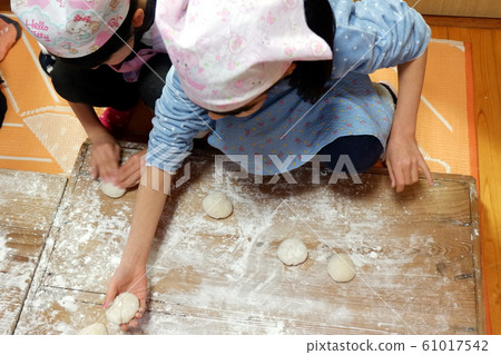 pounding mochi  61017542