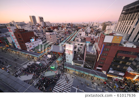 日本的東京城市景觀：千歲寺的景色，第一個新年假期= 2020年1月1日 61017636