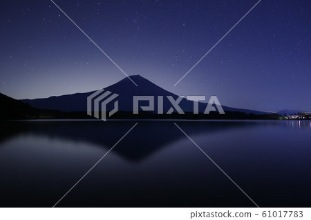 Fuji and Lake Tanuki / Fujinomiya City, Shizuoka Prefecture Fuji and Lake Tanuki / Fujinomiya City, Shizuoka Prefecture 61017783