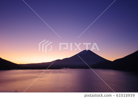 Mt. Fuji before dawn seen from Lake Motosu / Minamikoma-gun, Yamanashi 61018939