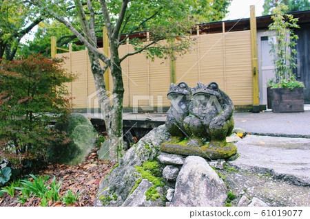 A stone statue of a frog 61019077
