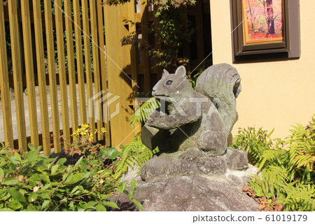 Squirrel stone statue 61019179