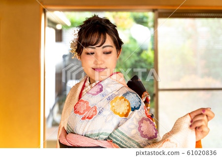 一個穿著和服的女人 61020836