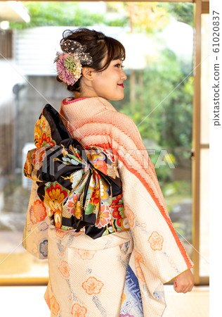 一個穿著和服的女人 61020837
