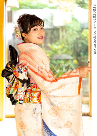 一個穿著和服的女人 61020838
