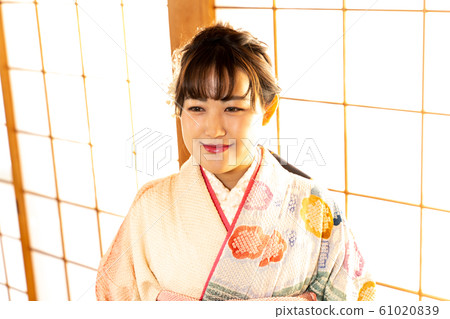 一個穿著和服的女人 61020839