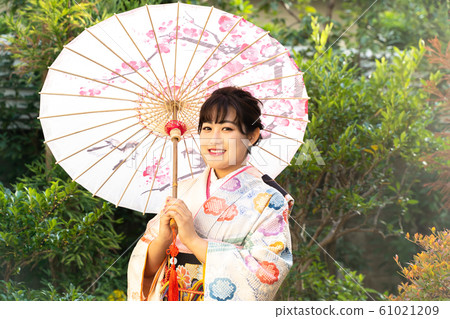 一個穿著和服的女人 61021209