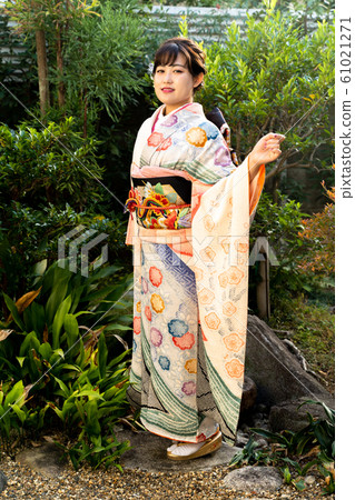 一個穿著和服的女人 61021271