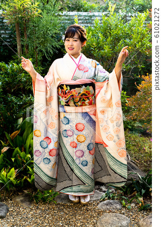 一個穿著和服的女人 61021272