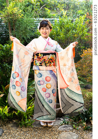 一個穿著和服的女人 61021273