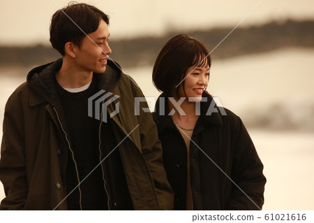 一對夫婦沿著海岸散步 一對夫婦沿著海岸散步 61021616