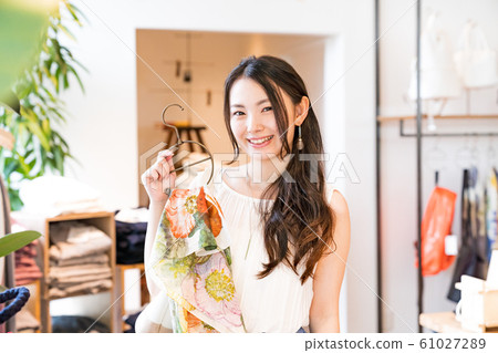 Young woman with shopping 61027289