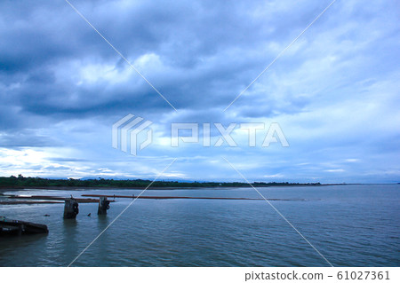 The sky is overcast. 61027361