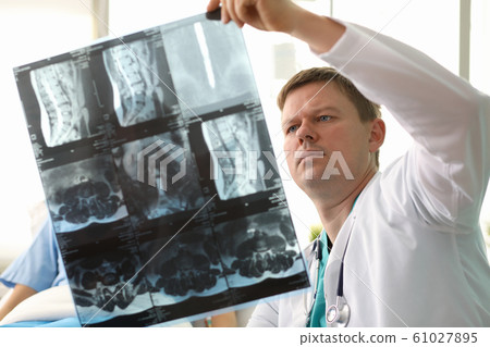 Therapist looking at x-ray 61027895